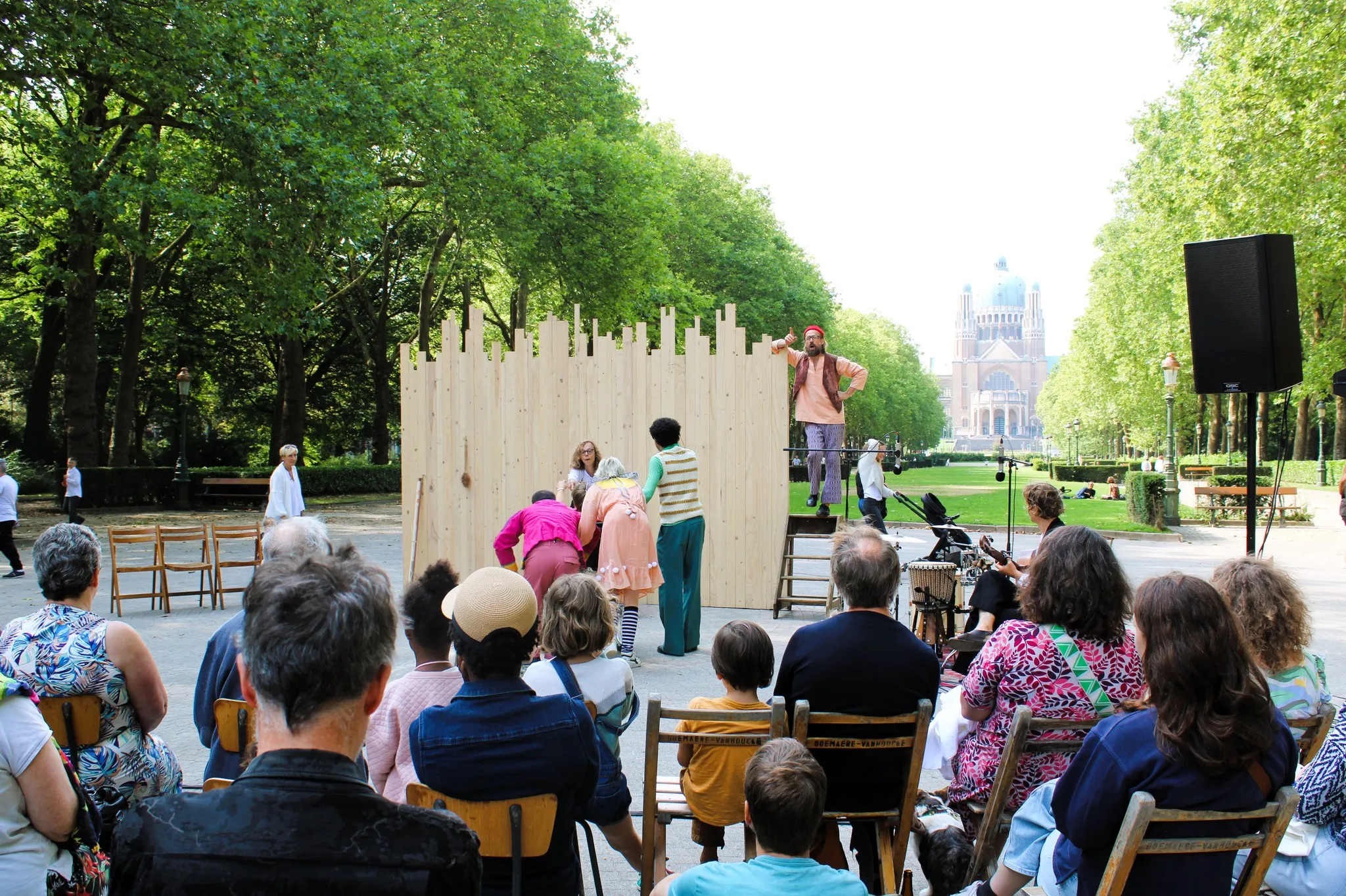 Voorstelling op het buitenpodium in het Elisabethpark, met de Basiliek van Koekelberg op de achtergrond.